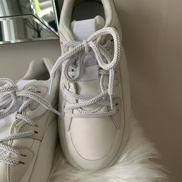 Ugg  Cloud Sneakers - Picture 3 of 4